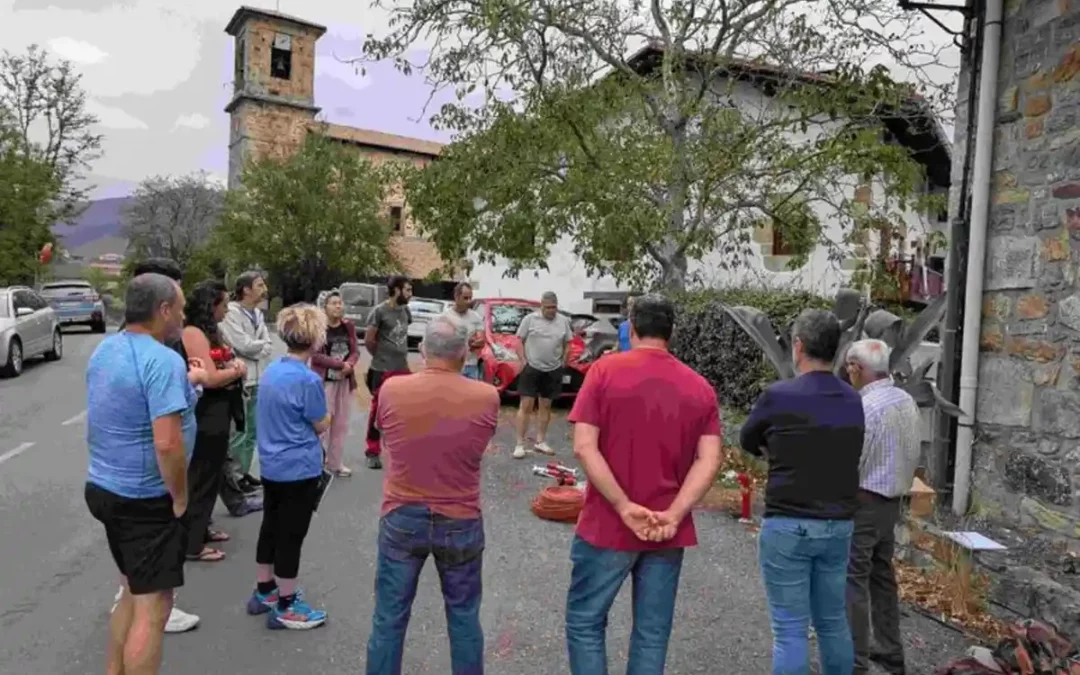 Aramaioko Larrialdi Taldeak auzoetako azken bisitak egingo ditu suteen aurrean nola jokatu azaltzeko