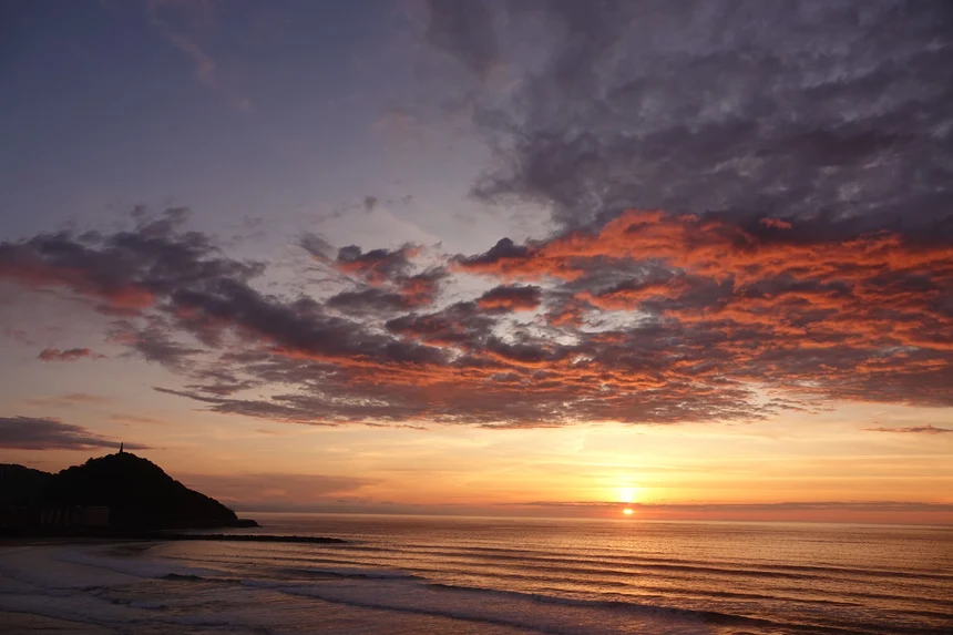 Atardecer sobre la bahía de San Sebastián