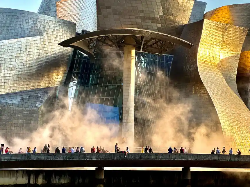 Museo Guggenheim Bilbao entre vapor y reflejos