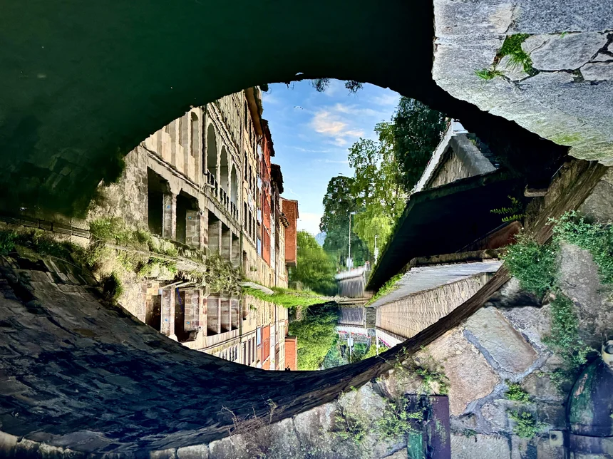 Reflejo de edificios de Durango en el agua