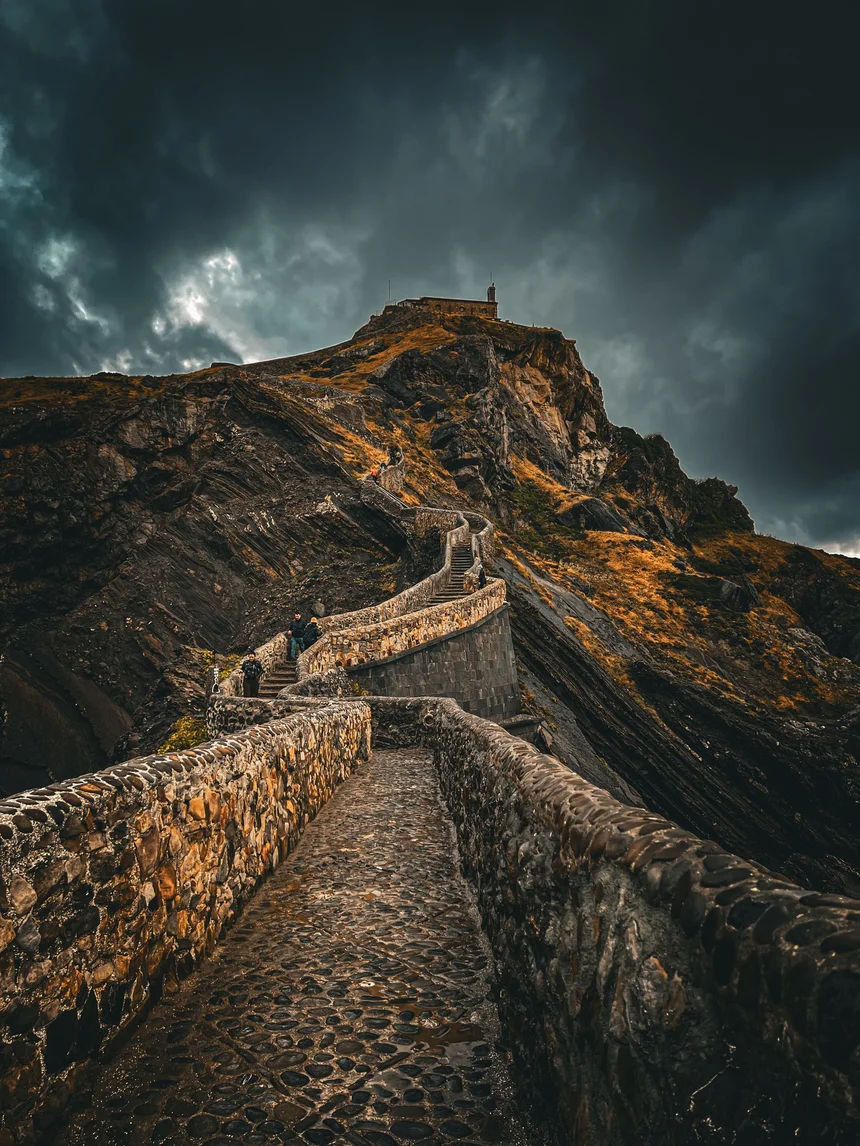 Escalinata de San Juan de Gaztelugatxe bajo nubes de tormenta