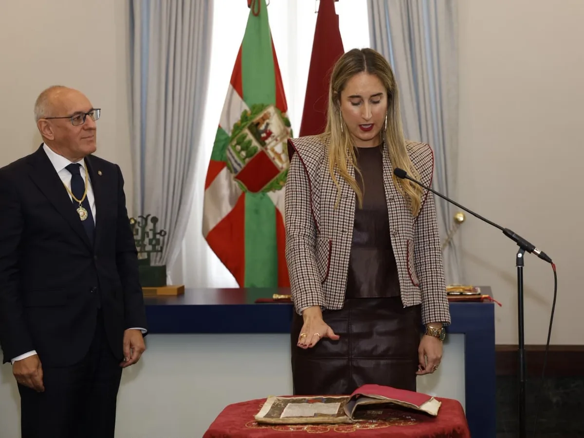 Mar Dabán toma posesión como diputada foral Mar Dabán promete su cargo ante el diputado general Ramiro González en la Diputación Foral de Álava