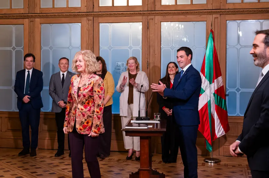 Cristina González Calvar durante la ceremonia de toma de posesión junto al lehendakari Imanol Pradales
