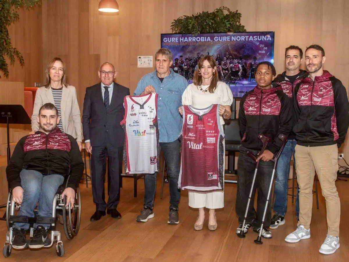 Presentación del Vital Fundazioa Zuzenak 2026-2027 Presentación de Vital Fundazioa Zuzenak para la temporada 2026-2027 con representantes del club, jugadores y patrocinadores