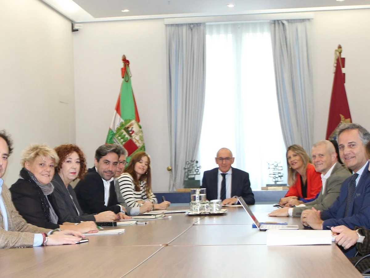 Reunión del Patronato de Mobility Lab Representantes de distintas entidades reunidos alrededor de una mesa durante un encuentro de Mobility Lab en Álava