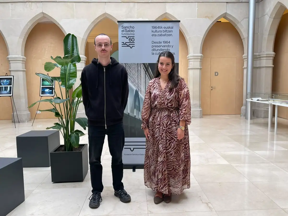 Josu Mendaza Riaño y Pilar Ramón Jiménez posan en la Fundación Sancho el Sabio Vital