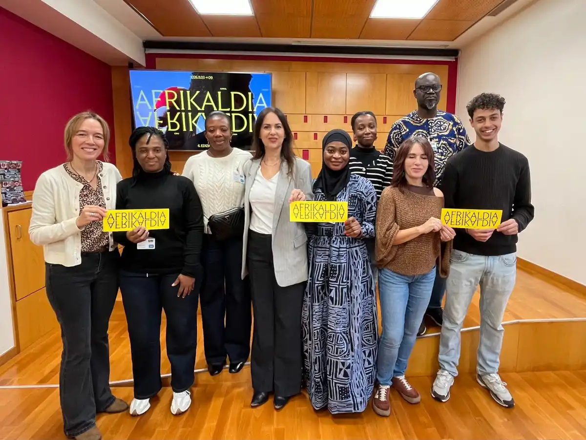 Participantes en la presentación del festival Afrikaldia 2026 en Vitoria-Gasteiz, con carteles del certamen