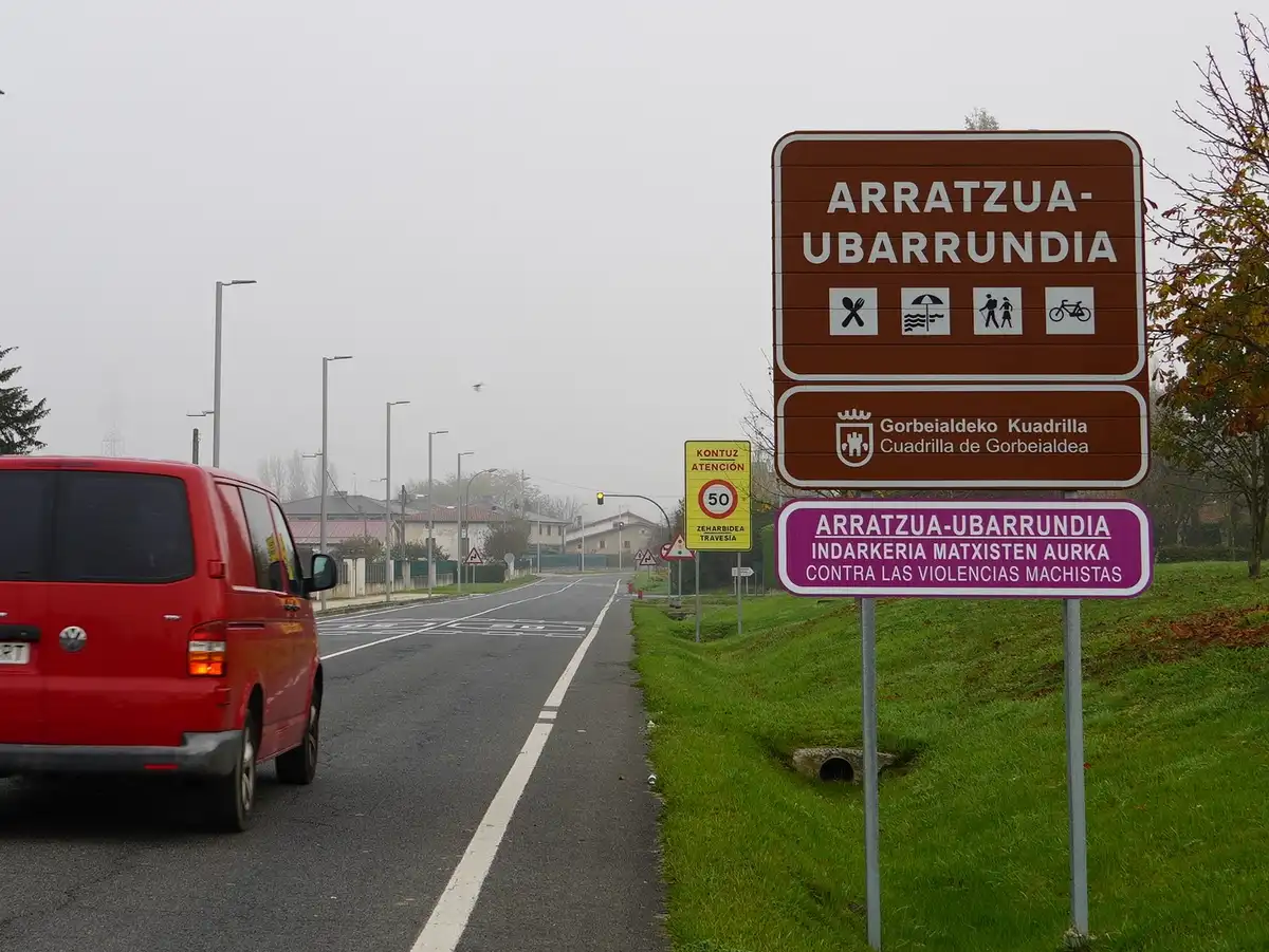 Entrada a Arratzua-Ubarrundia Señal de entrada al municipio de Arratzua-Ubarrundia junto a una carretera