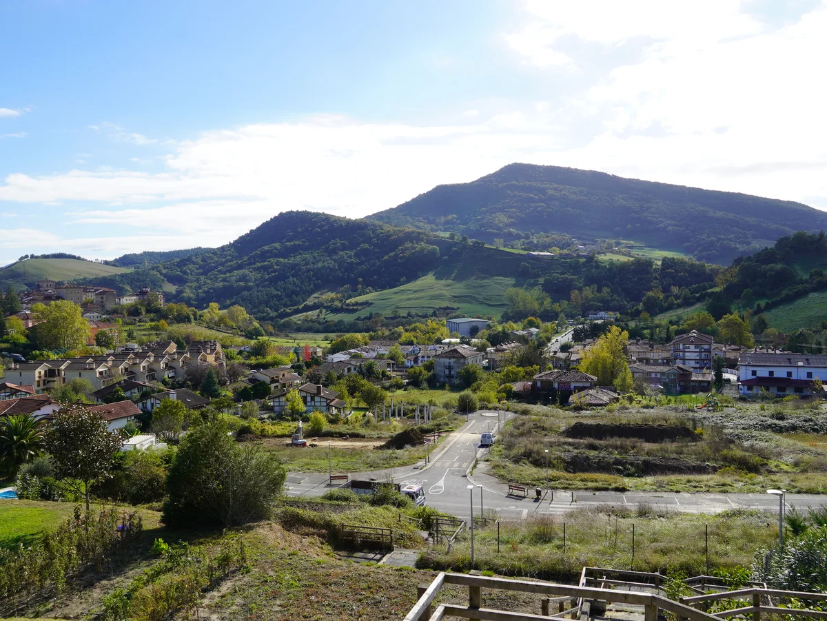 Barrio de La Hormaza en Artziniega Vista del barrio de La Hormaza en Artziniega, con viviendas, terrenos y montes al fondo
