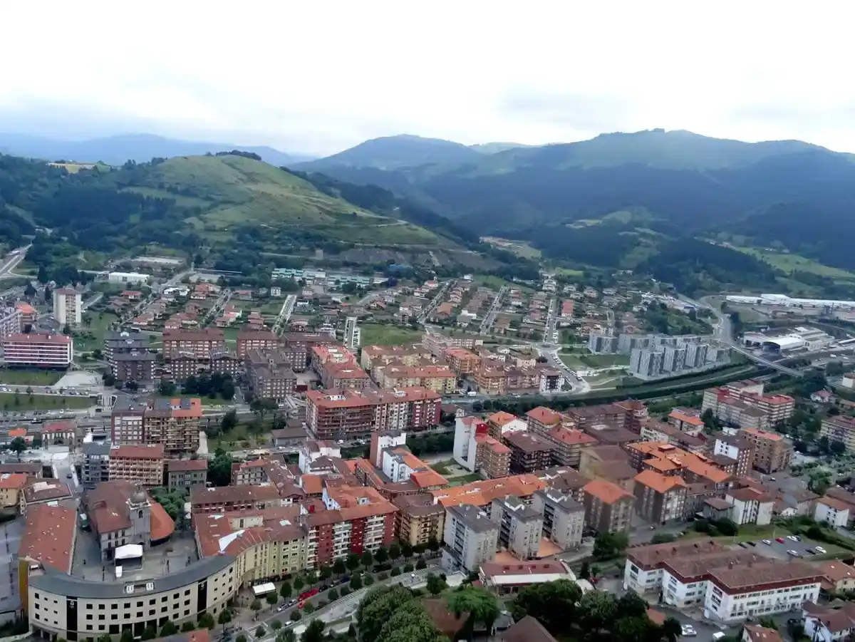 Vista aérea de Laudio Vista aérea de Laudio, con sus edificios y entorno montañoso