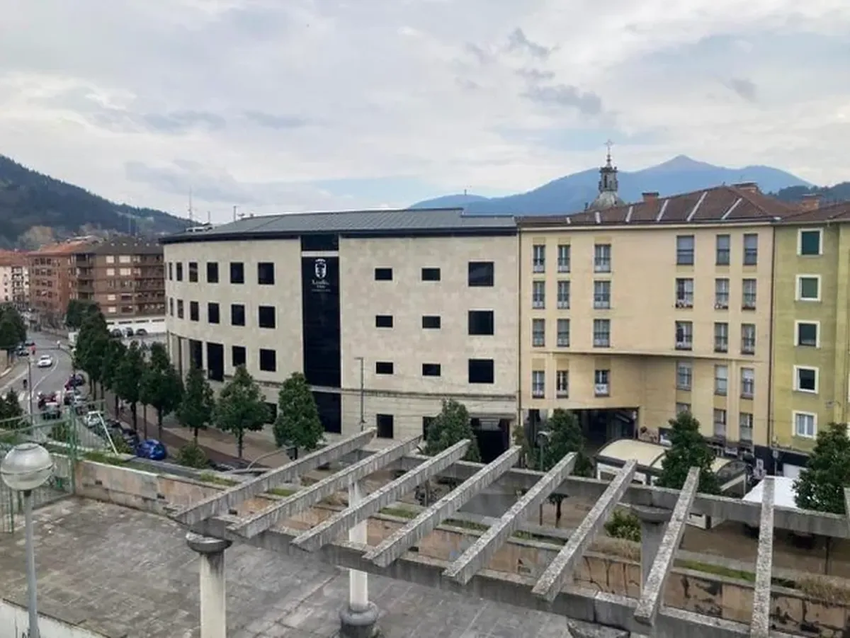 Ayuntamiento de Llodio Vista del edificio del Ayuntamiento de Llodio y su entorno urbano