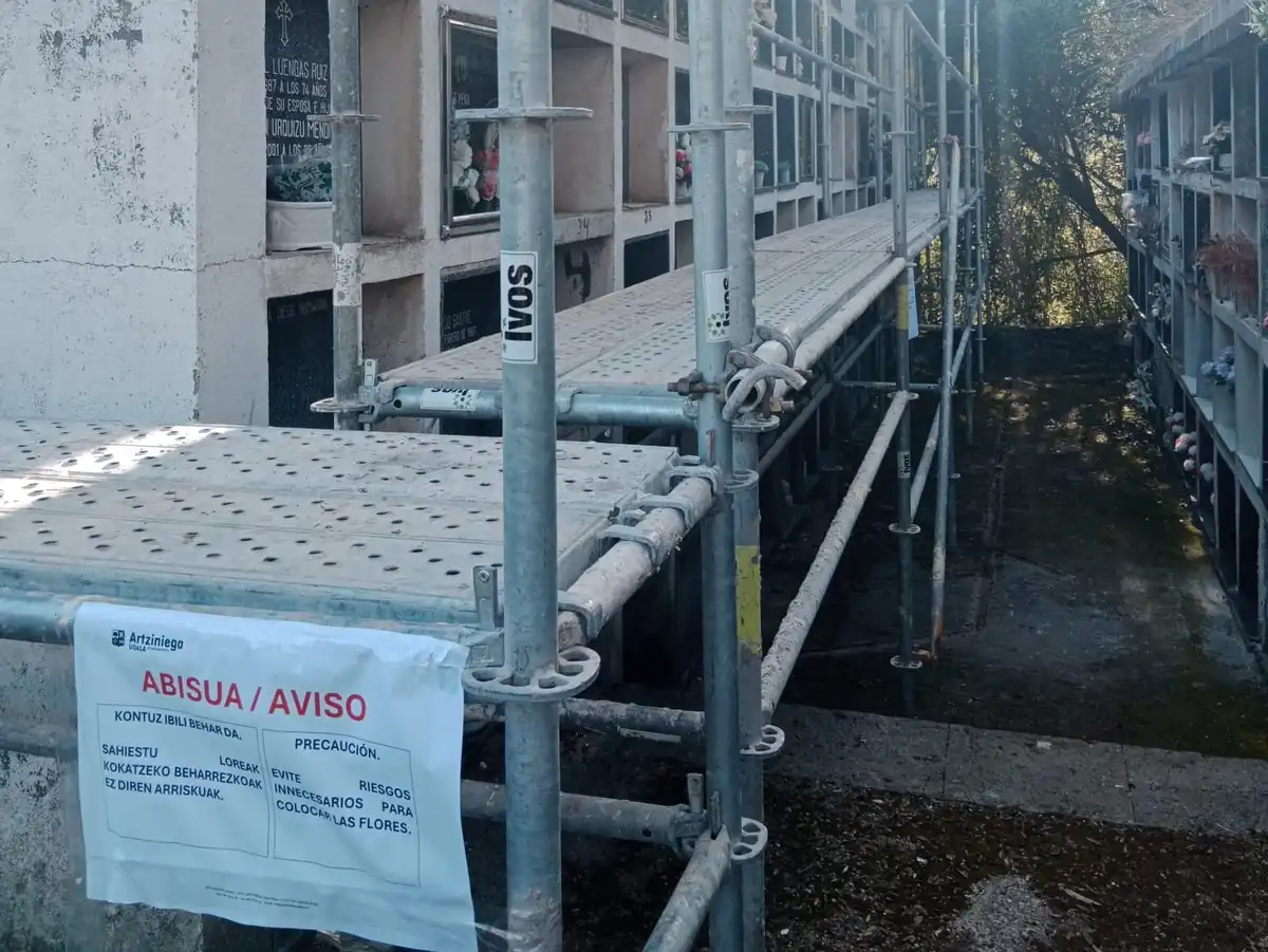 Andamios y aviso de precaución durante la reparación de nichos en el cementerio de Artziniega