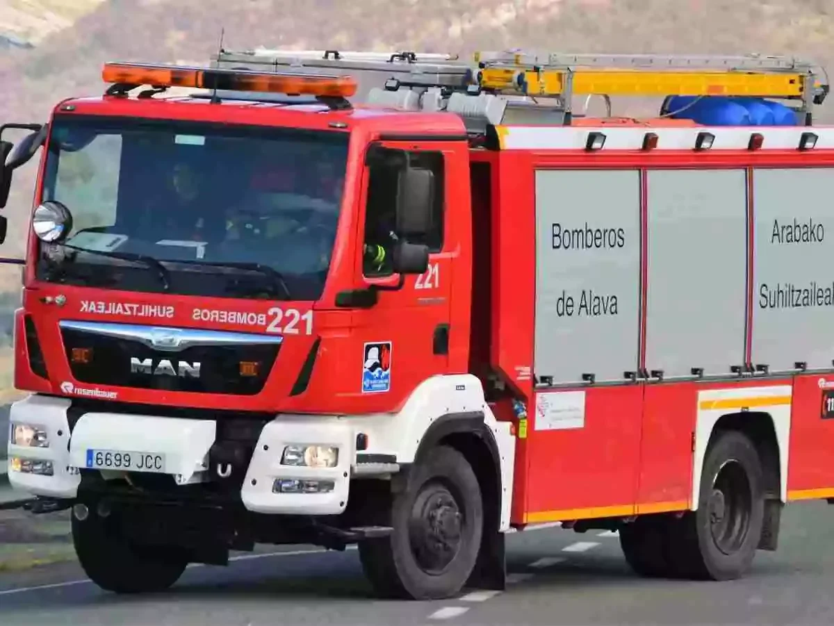 Bomberos Forales de Álava Camión rojo de Bomberos Forales de Álava circulando por una carretera