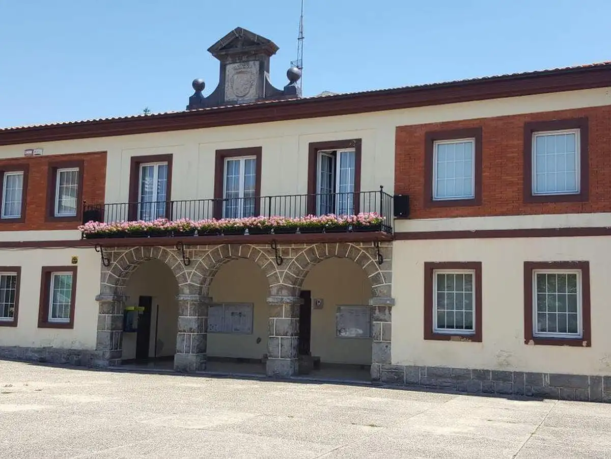 Fachada de la antigua casa consistorial de Urkabustaiz en Izarra, con sus tres arcos de acceso