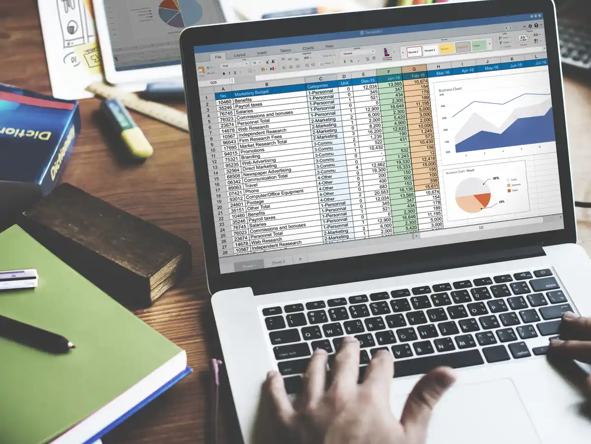 Cursos gratuitos de herramientas digitales en Laguardia Hombre trabajando con una hoja de cálculo de Excel en un ordenador portátil, imagen creada con inteligencia artificial.