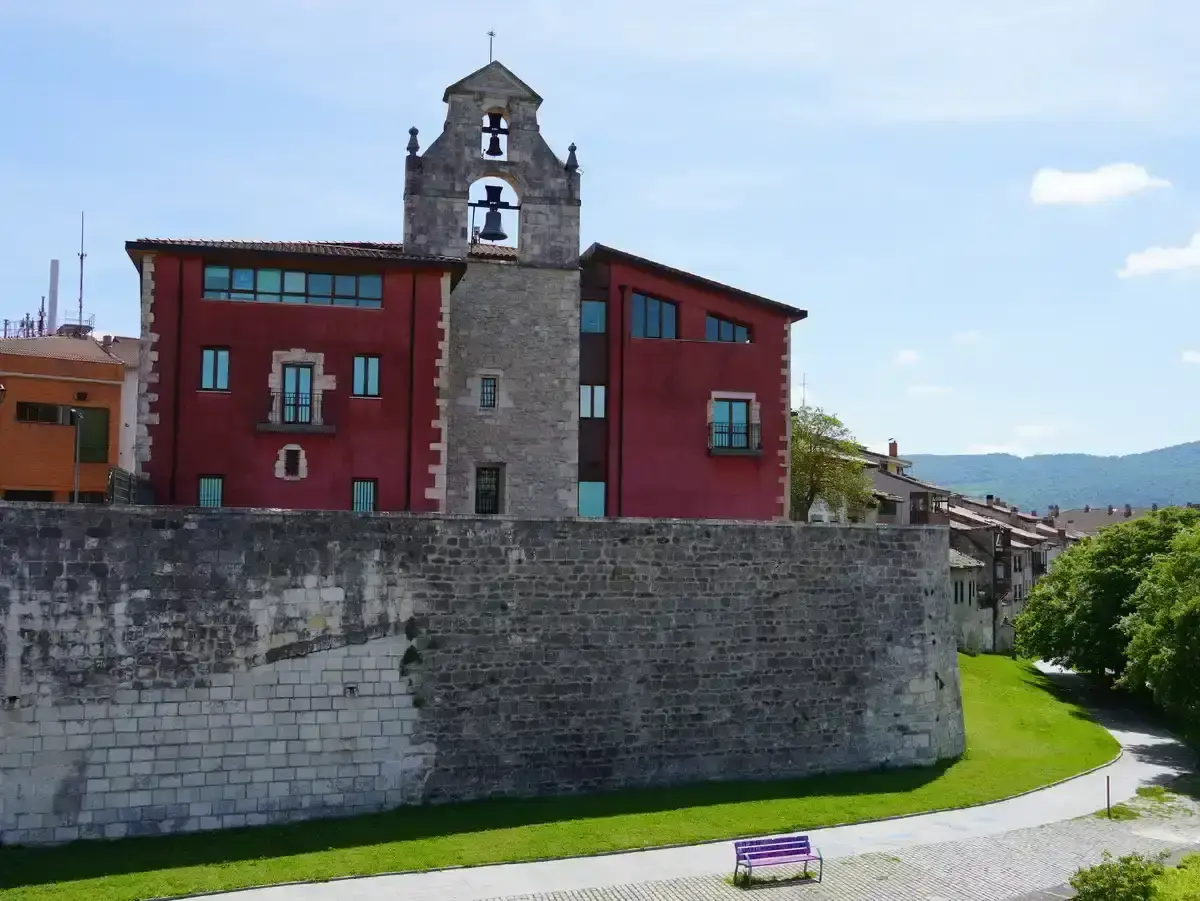 Ayuntamiento de Agurain Vista del Ayuntamiento de Agurain con la torre del campanario y la muralla de piedra