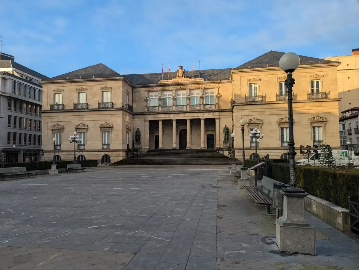 Palacio de la Provincia de Álava Fachada del Palacio de la Provincia, sede de la Diputación Foral de Álava en Vitoria-Gasteiz