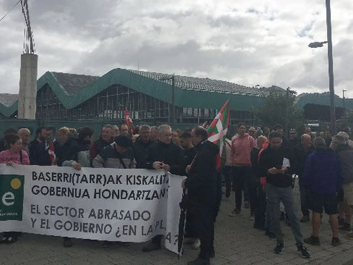 Protesta de UAGA y EHNE por las ayudas frente a la sequía Concentración de UAGA y EHNE frente al Gobierno Vasco para protestar por las ayudas ante la sequía