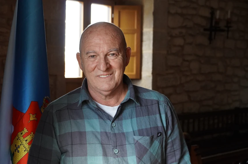 Retrato de Joseba Koldo Garitagoitia junto a una bandera en el interior del Ayuntamiento de Alegría-Dulantzi