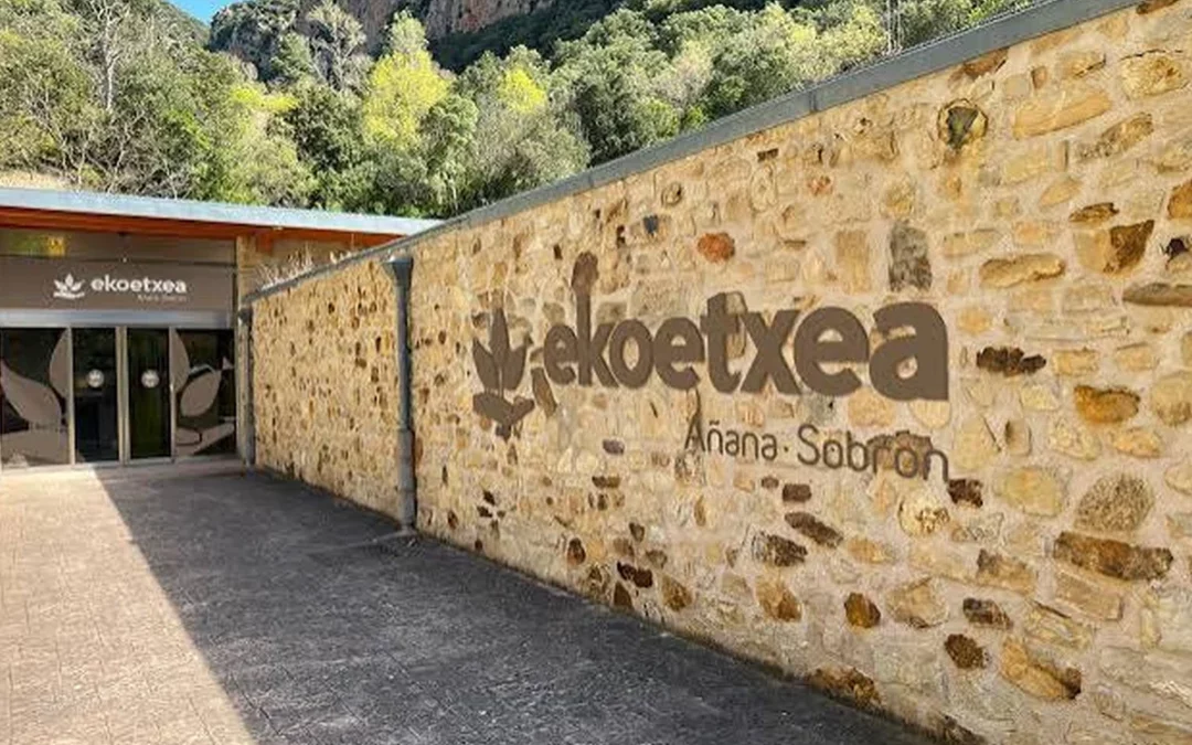 La Ekoetxea de Sobrón acoge teatro, juegos gigantes y un paseo en barco por el Ebro para celebrar Asteklima