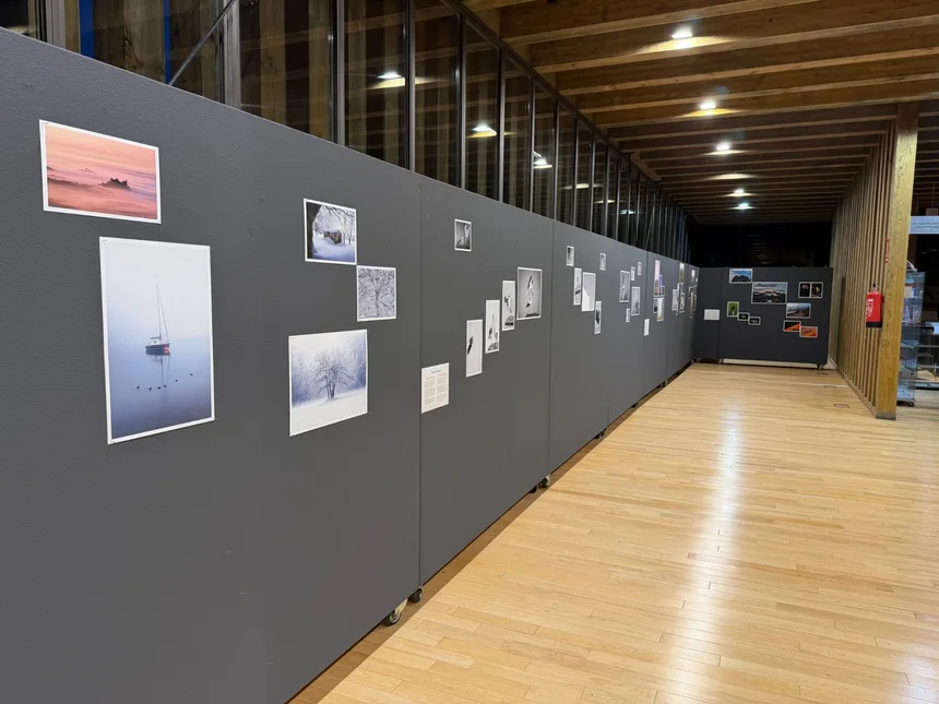 Sala de Ataria con fotografías expuestas en Álava imaginaria de ArabaClick 2026