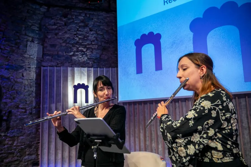 Dos intérpretes de flauta durante la actuación musical del Premio Naiperas 2026 en el Palacio de Villa Suso