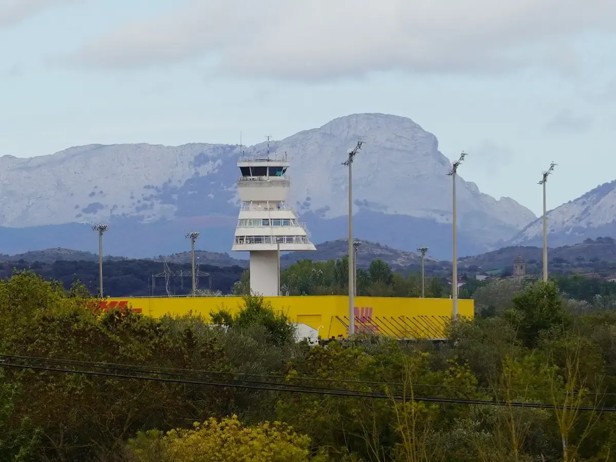 Aeropuerto de Vitoria-Foronda Torre de control y zona de carga del Aeropuerto de Vitoria-Foronda