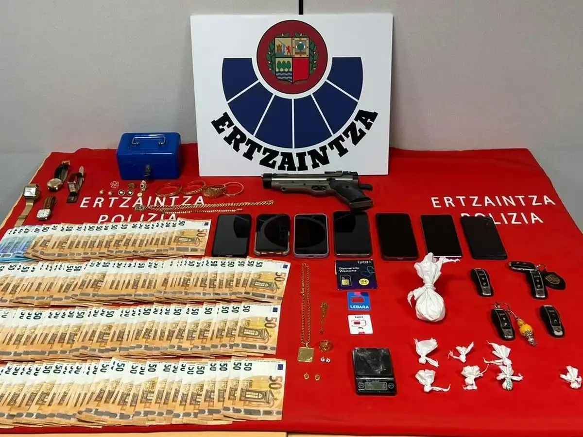 Material intervenido en la operación antidroga de Gasteiz Dinero en efectivo, dosis de droga y otros objetos intervenidos por la Ertzaintza en Gasteiz