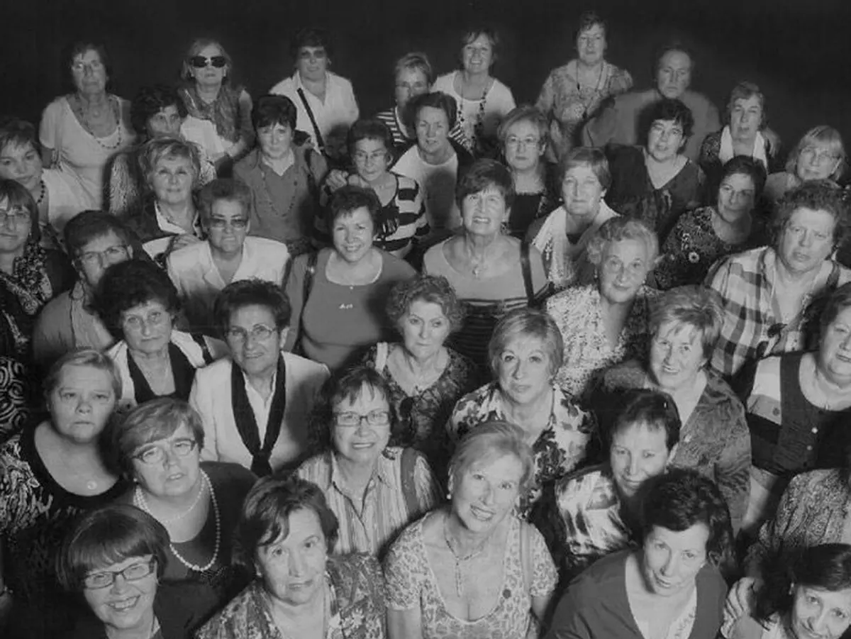 Red de Mujeres del Medio Rural de Álava Fotografía histórica en blanco y negro de un grupo de mujeres de la Red de Mujeres del Medio Rural de Álava