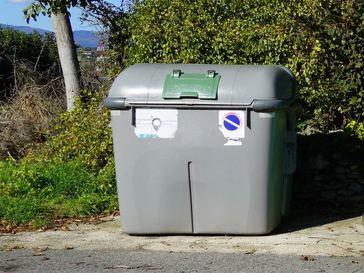 Contenedor de residuos en Gorbeialdea Contenedor de residuos de tapa verde en una zona rural de Álava
