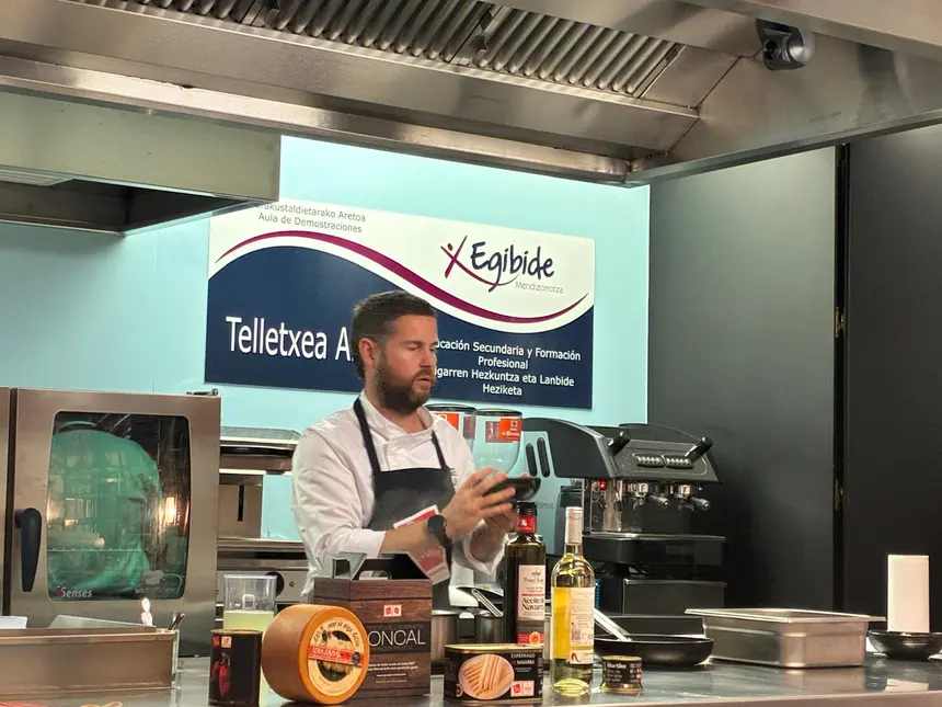Cocinero durante una demostración con productos Reyno Gourmet en EGIBIDE-Mendizorrotza