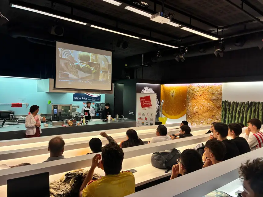 Asistentes a una demostración culinaria de Reyno Gourmet en EGIBIDE-Mendizorrotza
