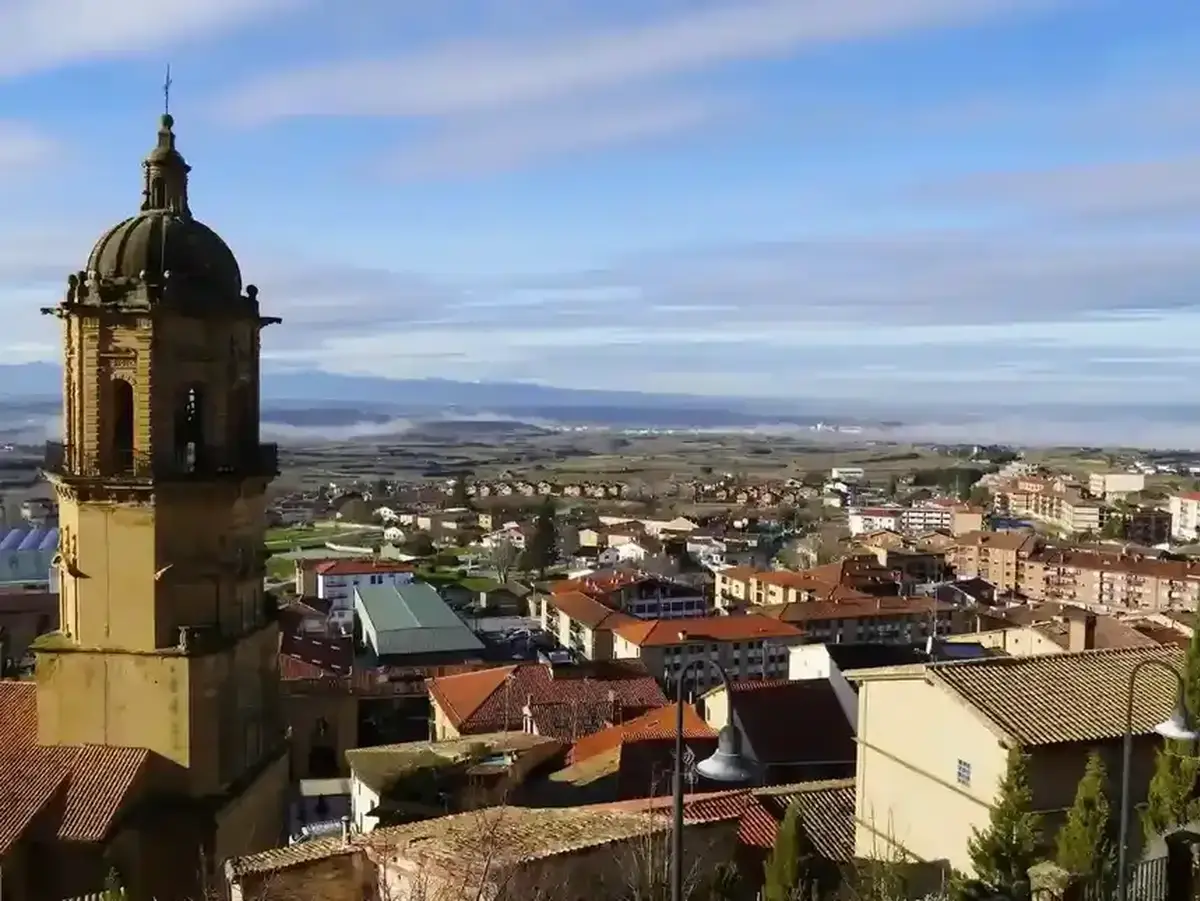 Labastida, candidata a la iluminación navideña Ferrero Rocher Vista panorámica de Labastida con el campanario de la iglesia y el casco urbano