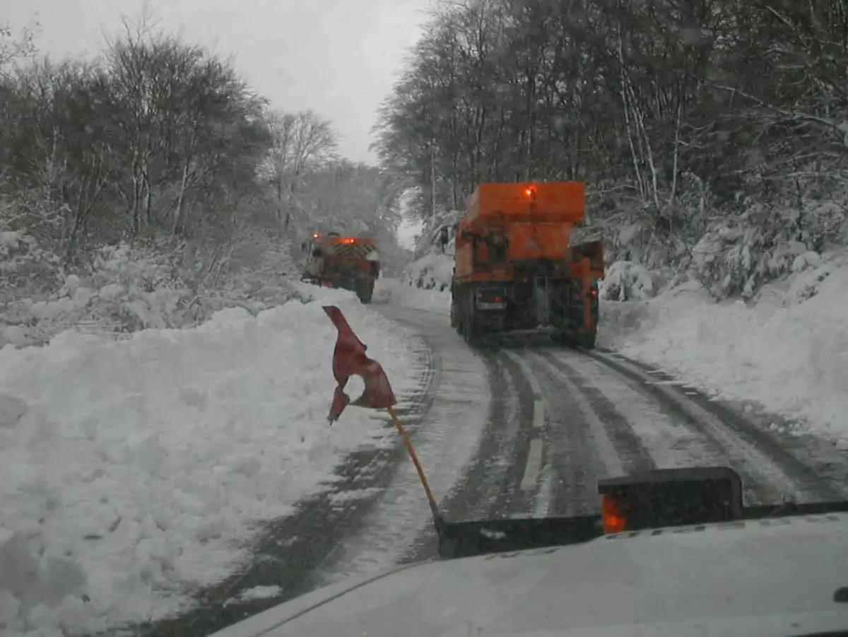 Vialidad invernal en Mendialdea Tractor quitanieves realizando trabajos de vialidad invernal en una carretera de Mendialdea.