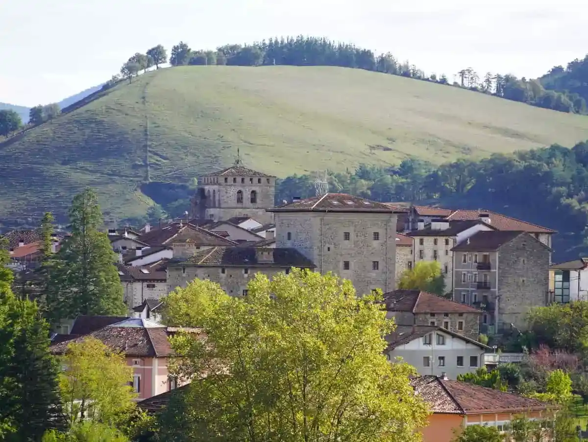 Vista de Artziniega con su casco histórico y las montañas al fondo