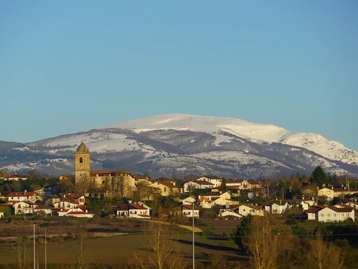 Gorbeialdea, apoyo al emprendimiento Vista de Etxabarri-Ibiña con montañas nevadas al fondo, en Gorbeialdea