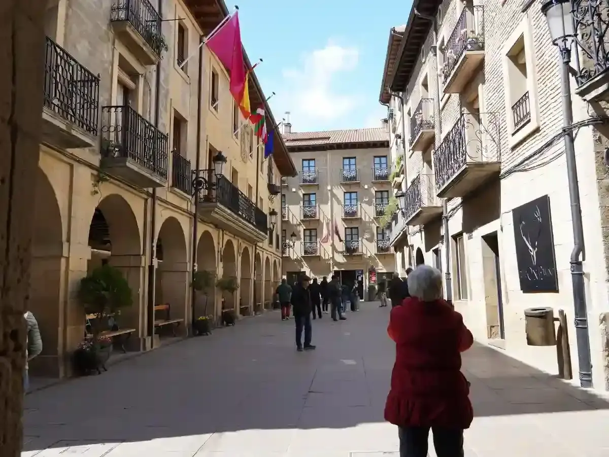 Calle del casco histórico de Laguardia, en Rioja Alavesa