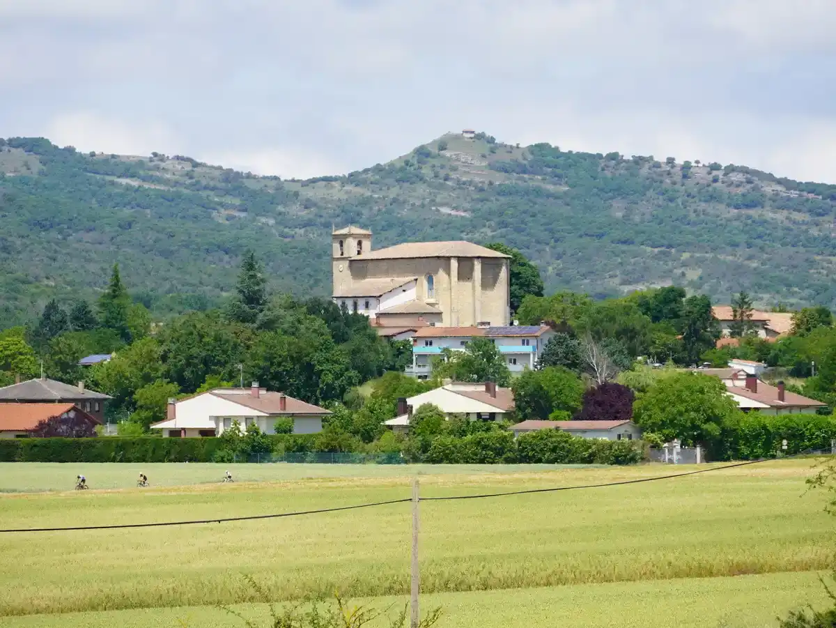 Vista de un pueblo alavés con iglesia, viviendas y paisaje rural
