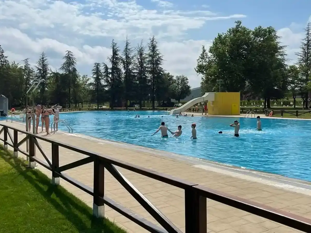 Personas paseando por una zona de sombra en Vitoria-Gasteiz durante un episodio de altas temperaturas