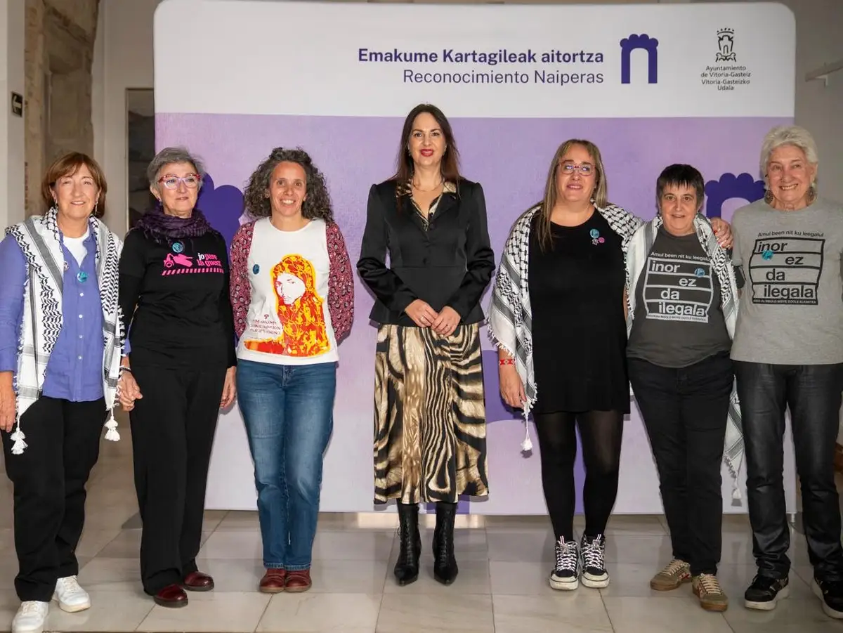 Mujeres contra la Guerra en el Premio Naiperas Fotografía de grupo del colectivo Mujeres contra la Guerra en el reconocimiento Naiperas 2026