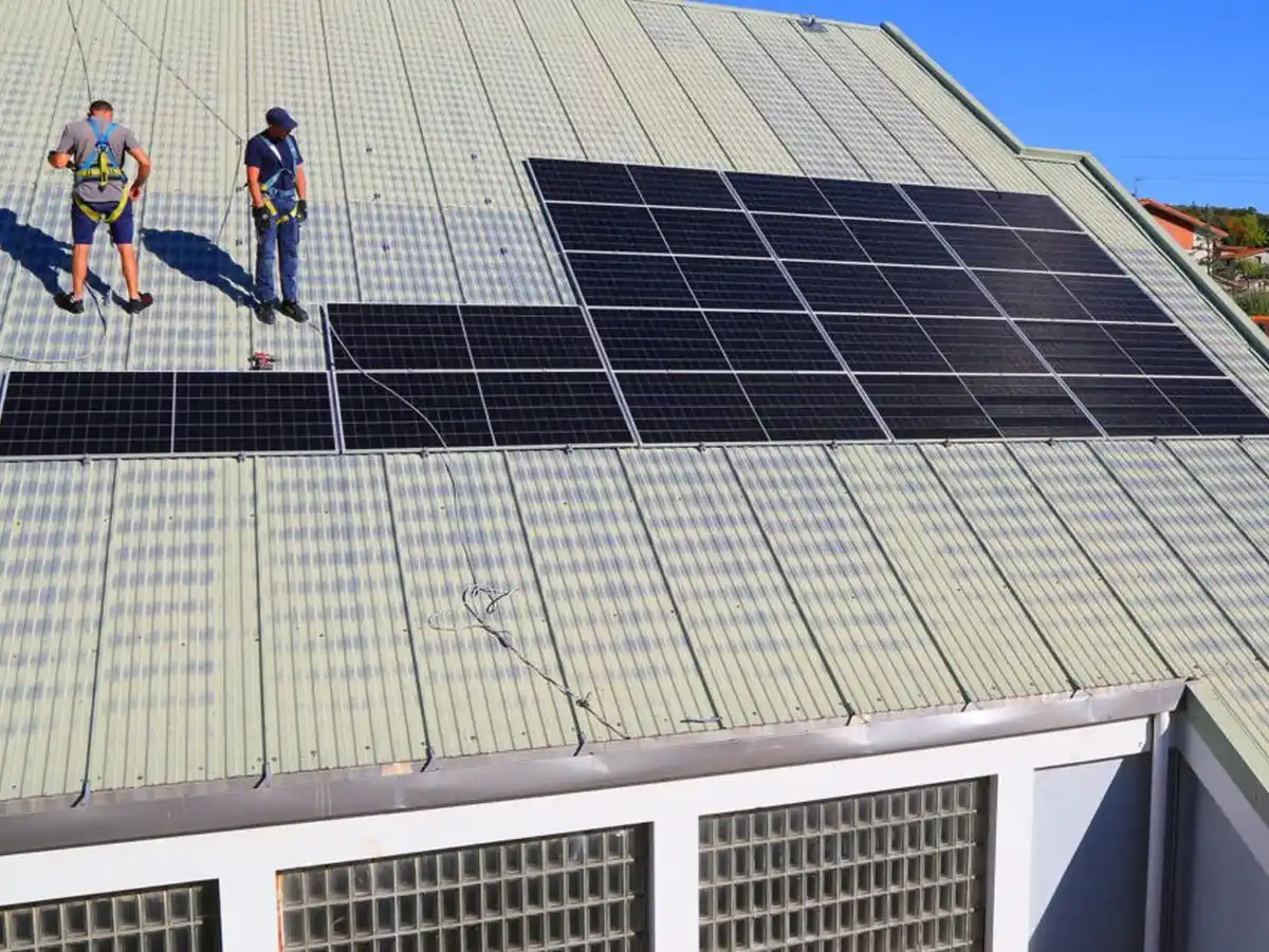 Placas solares en el frontón Román Gutiérrez de Iruña de Oca Cubierta del frontón municipal Román Gutiérrez de Iruña de Oca, donde se han instalado 52 placas solares