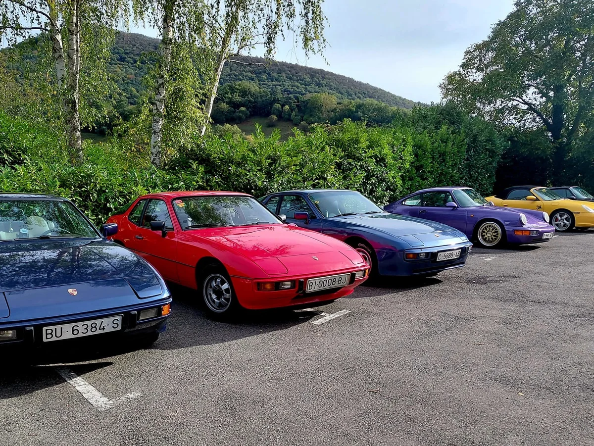 Porsche_Arcos_Quejana_2 Fila de vehículos Porsche clásicos de distintos colores estacionados en Quejana durante Drive&Rhythm