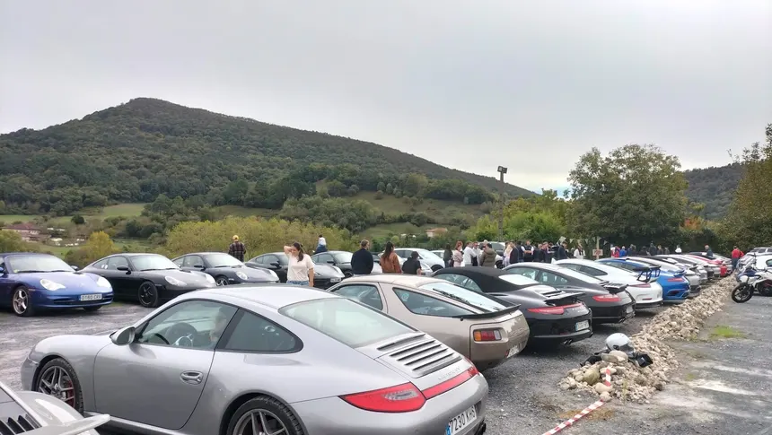 Concentración de Porsche y participantes en el encuentro Drive&Rhythm en Quejana