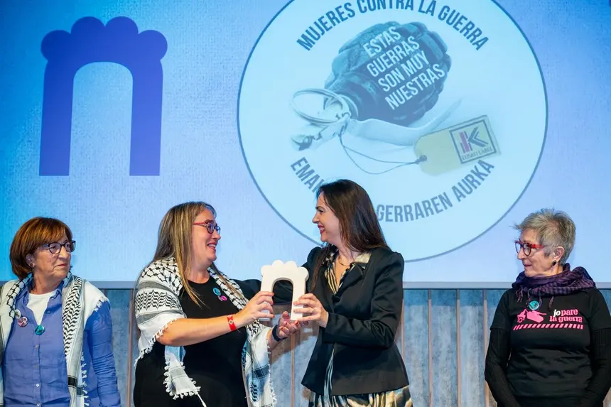 Entrega del galardón Naiperas 2026 a representantes del colectivo Mujeres contra la Guerra