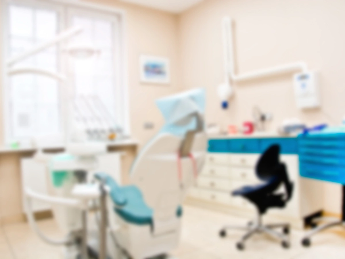 Oferta de empleo en la Clínica Dental de Artziniega Interior de una clínica dental con sillón odontológico y equipamiento médico