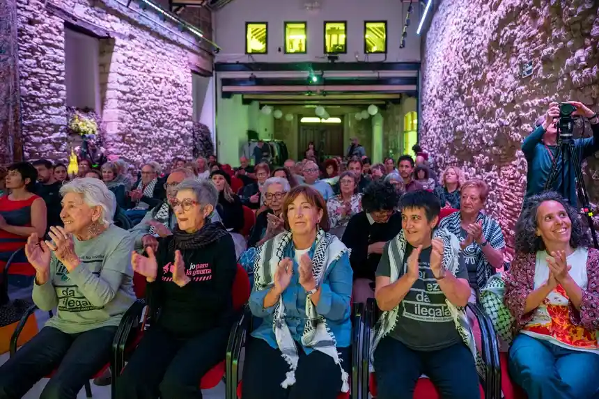 Asistentes al acto del Premio Naiperas 2026 aplauden en el Palacio de Villa Suso