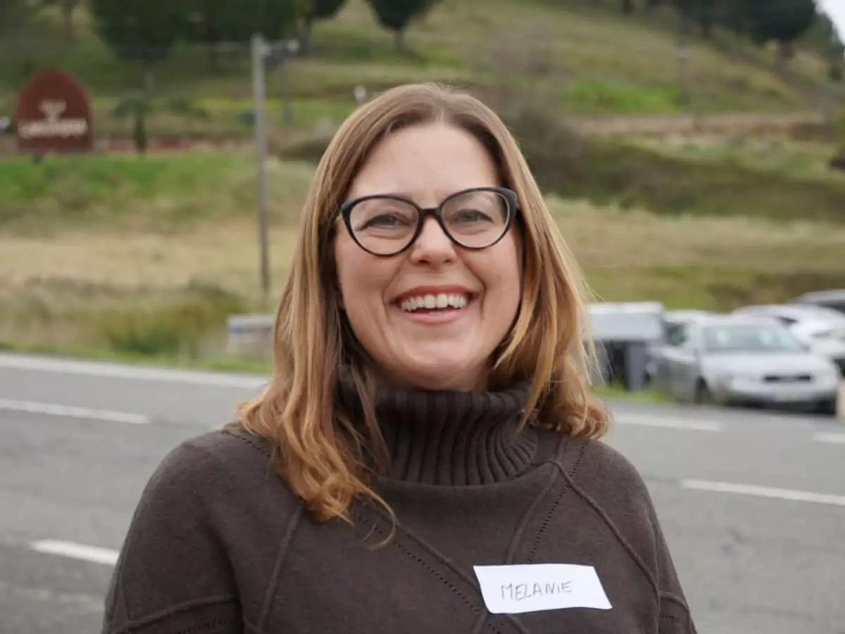 Retrato de Melanie Hickman, viticultora y apicultora afincada en Elvillar