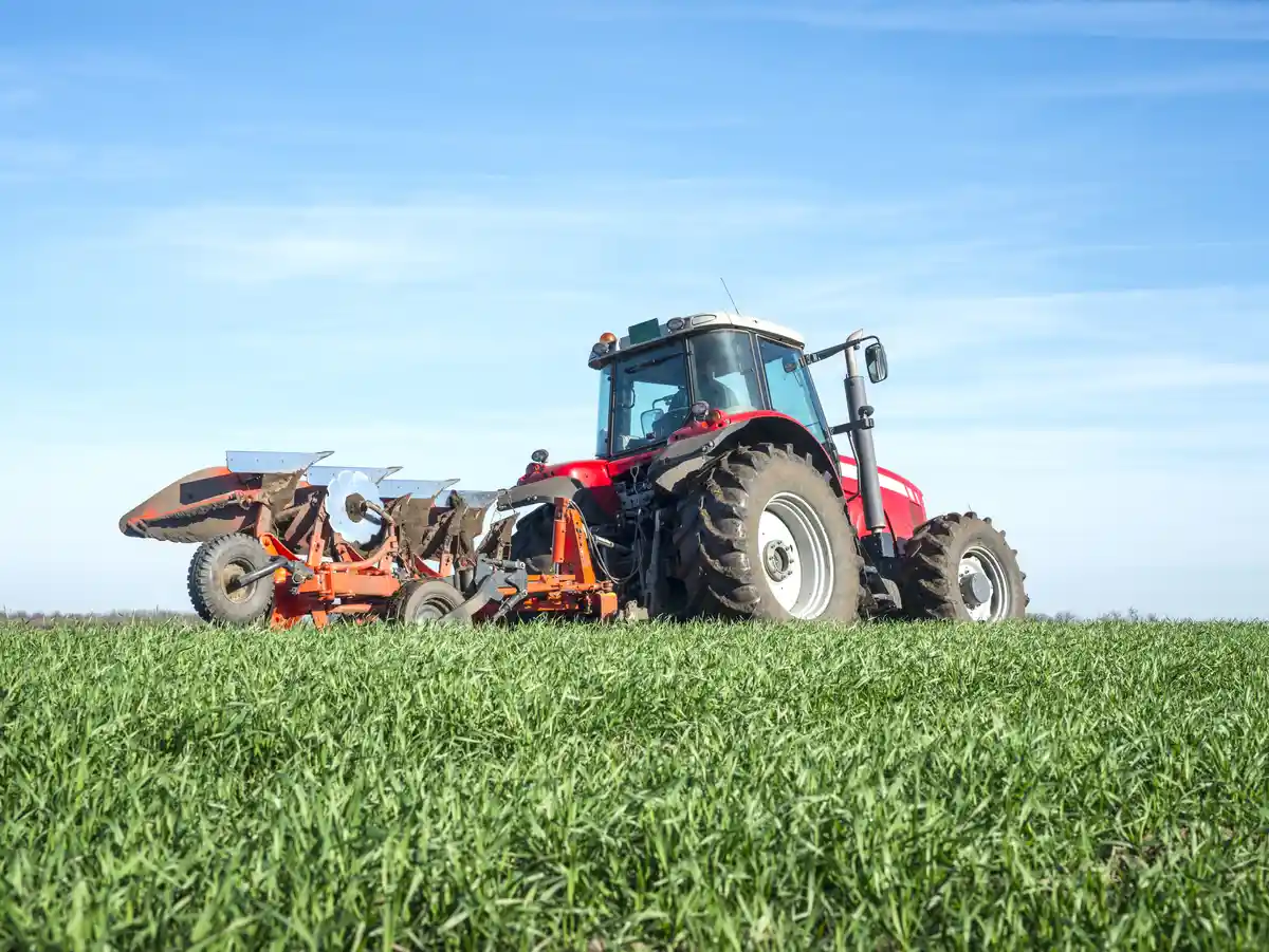 Ayudas al sector agrario ante el cambio climático en Álava Tractor agrícola trabajando sobre un campo cultivado
