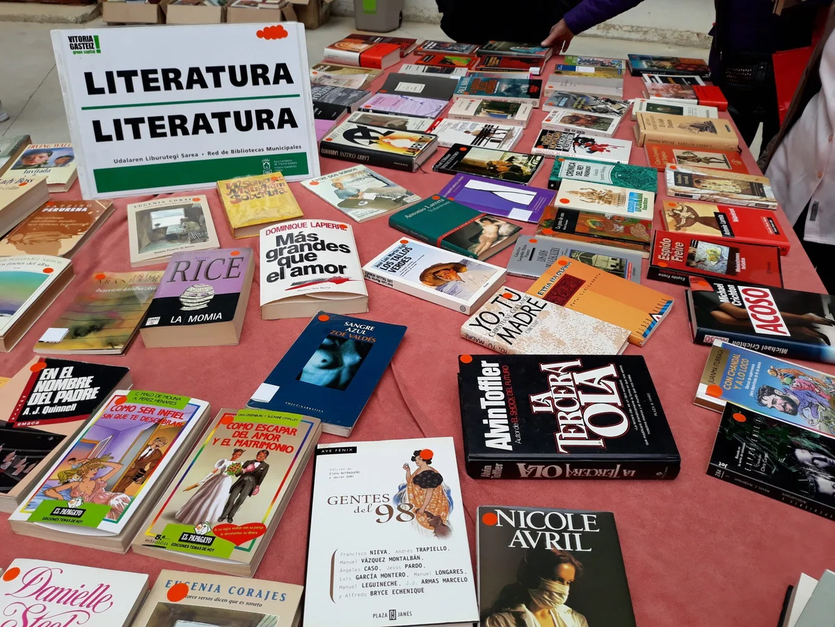 Mesa con libros de segunda mano en el Mercado de Trueque de Libros de Vitoria-Gasteiz