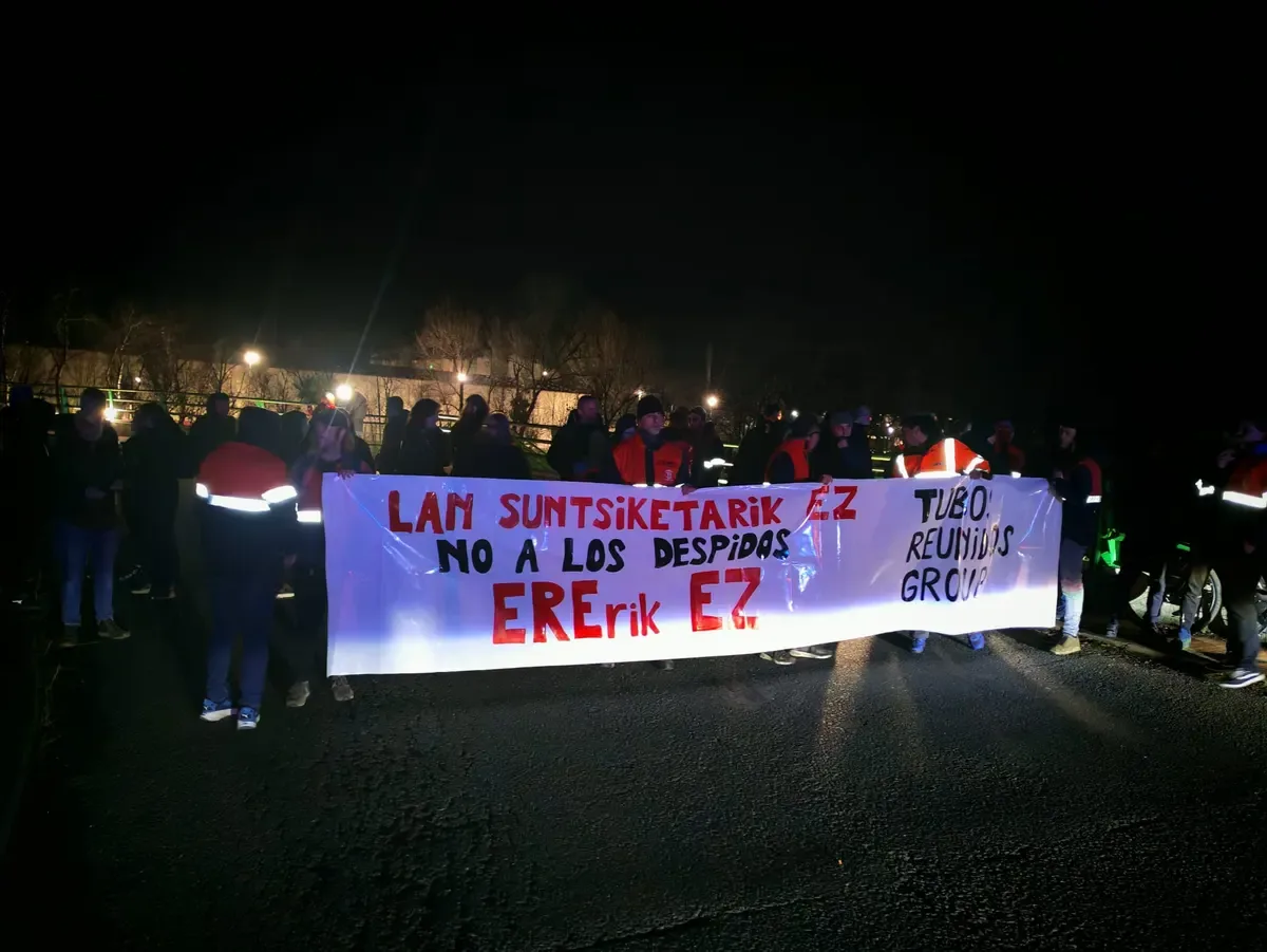 Tubos Reunidoseko langileen mobilizazioa Amurrion Tubos Reunidoseko langileak gaueko mobilizazio batean, kaleratzeen aurkako pankarta batekin